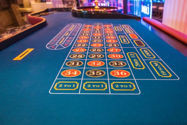 Live blackjack dealer at suletoto alternatif studio with multi-camera view and player chat interface